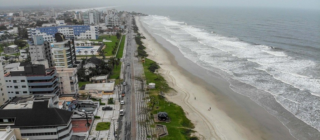 Seguem as buscas por jovem que desapareceu no mar em Matinhos