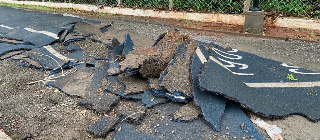 Depois da chuva é possível ver a extensão dos estragos no entorno do Parque do Ingá