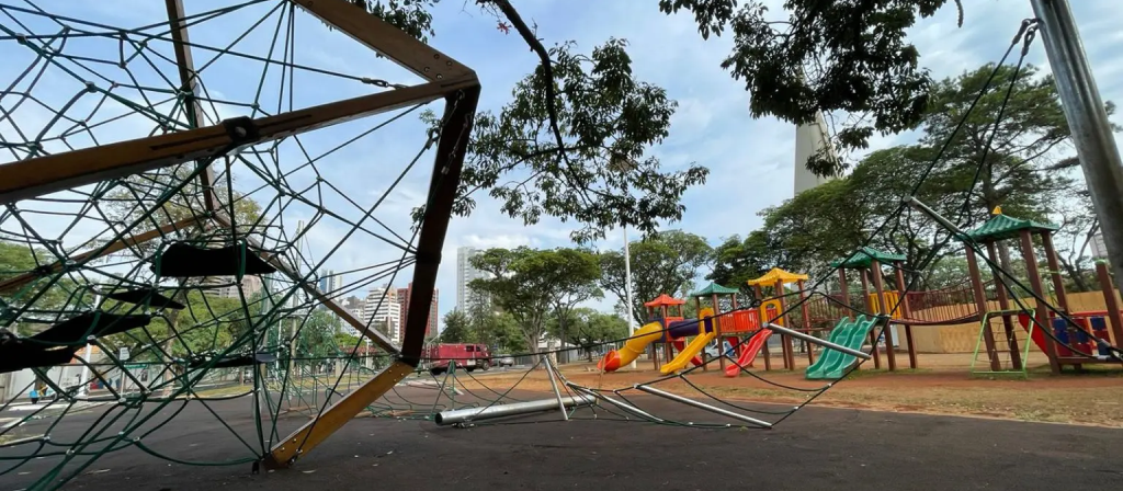 Parquinho perto da Catedral de Maringá amanhece destruído