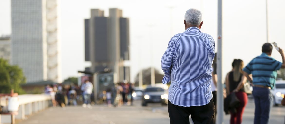 Idosos precisam redobrar os cuidados com hidratação nas viagens