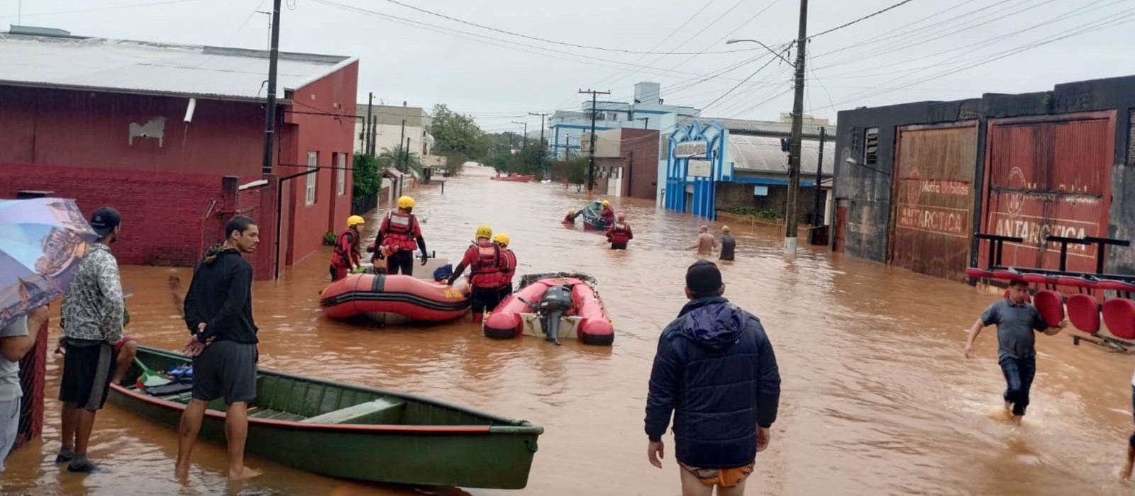 Quartel dos bombeiros em Maringá está recebendo doações para o RS