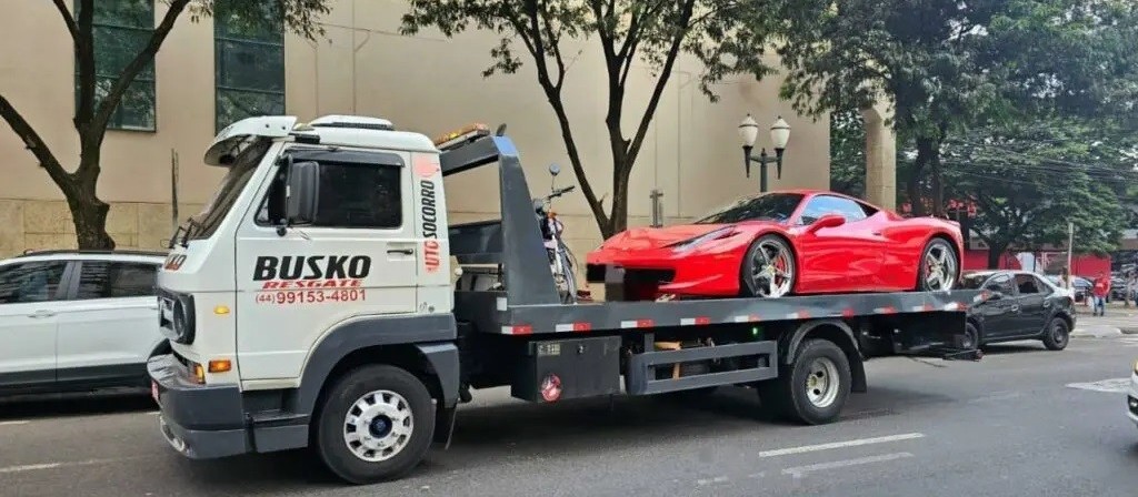 Ferrari guinchada por estacionar em local proibido ainda está no pátio da Semob