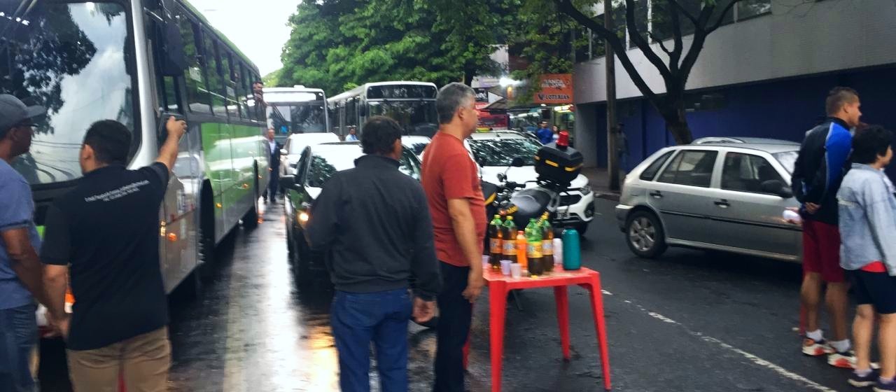 Comerciantes protestam no centro de Maringá