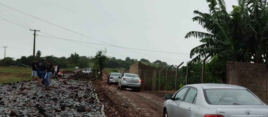 Dezenas de carros ficam atolados depois da chuva