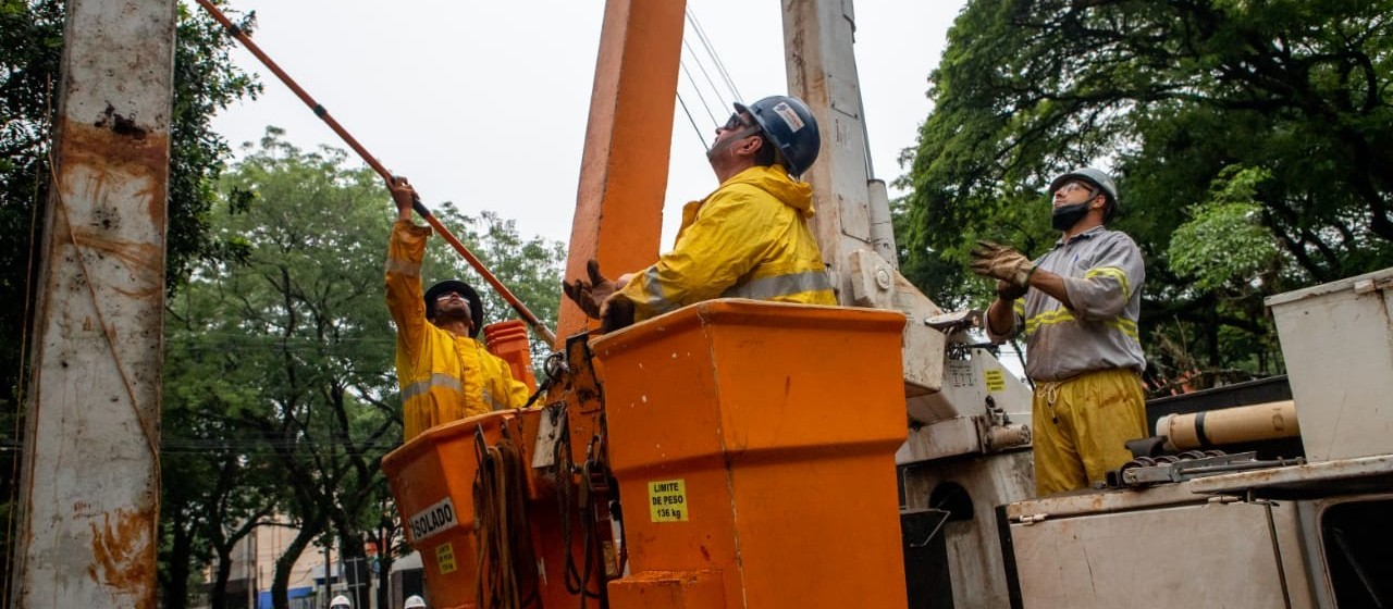 1.800 eletricistas trabalham neste domingo (17) para retomar o fornecimento de energia nas regiões oeste e noroeste do Paraná