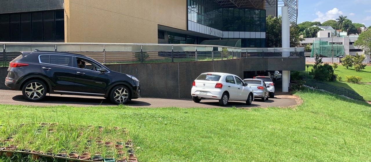 Fila da vacinação no drive-thru em Maringá passa de 3h de espera