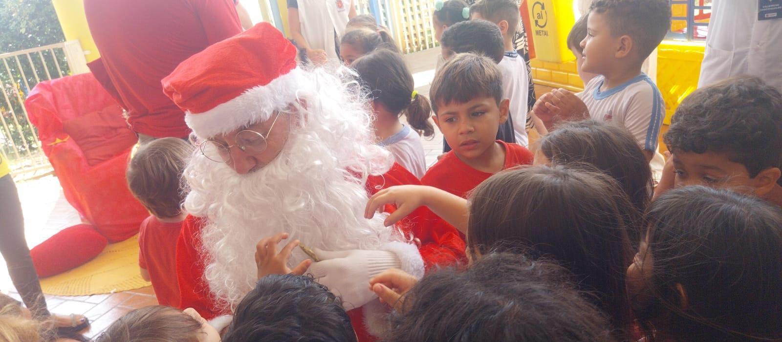 Papai Noel dos Correios entrega presentes em Maringá