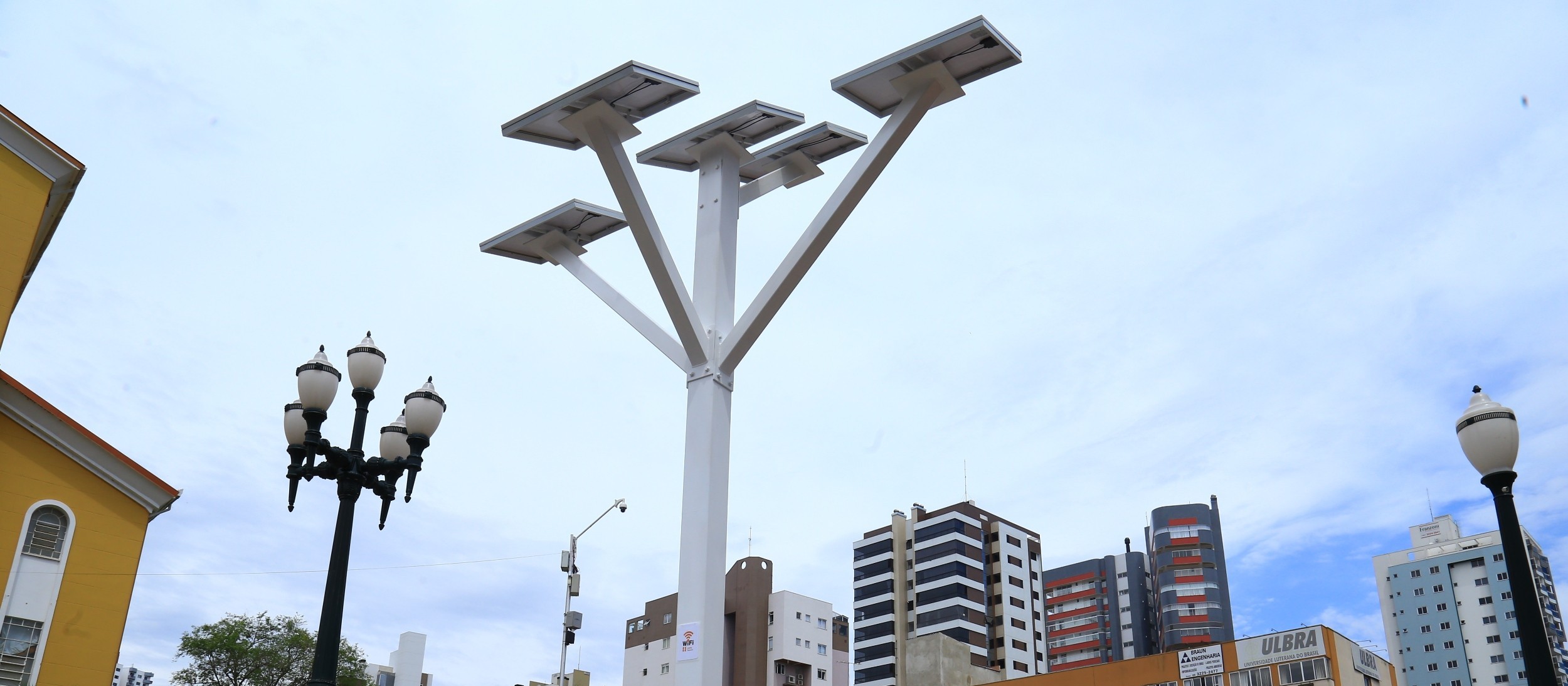 Empresa maringaense cria árvore de metal