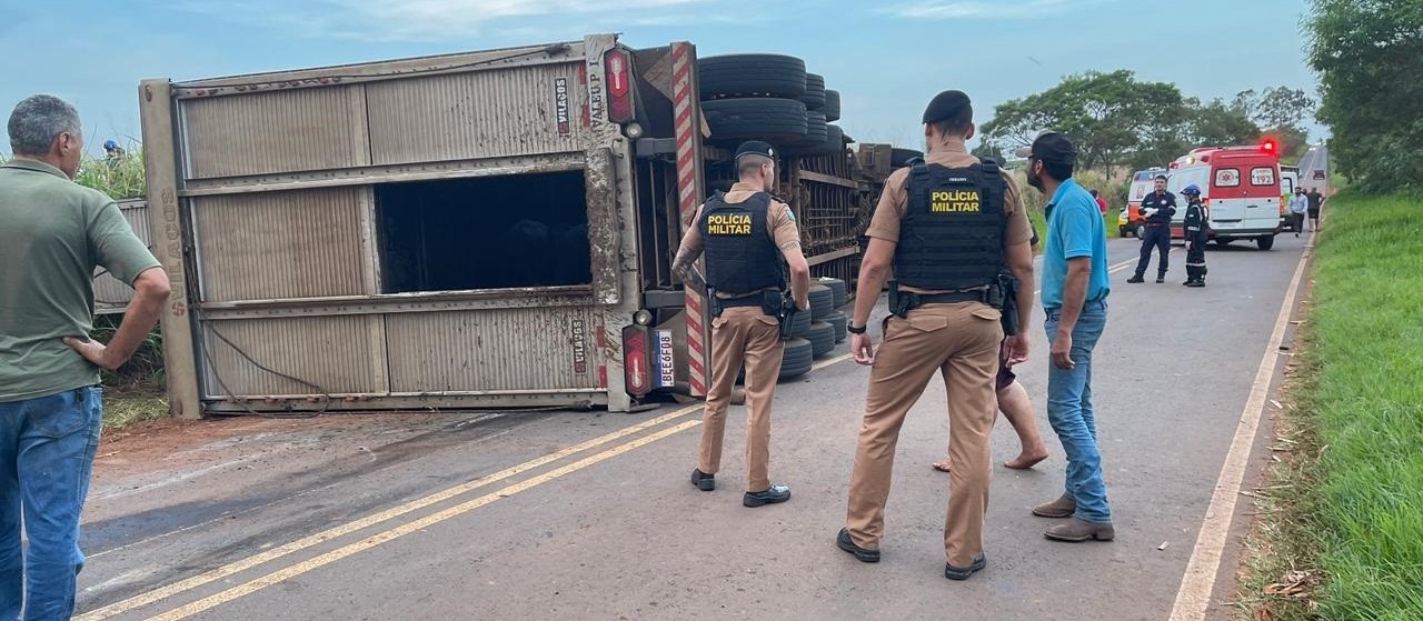 Caminhão com 90 bois cai sobre carro e motorista morre esmagado