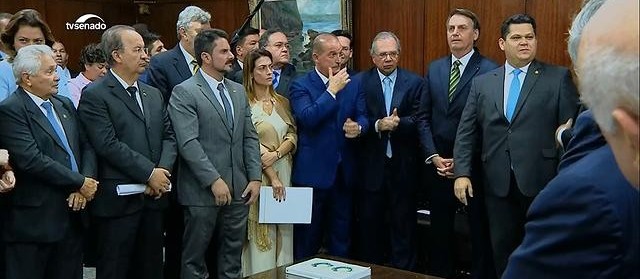 Bolsonaro entrega pacote com medidas econômicas ao Congresso