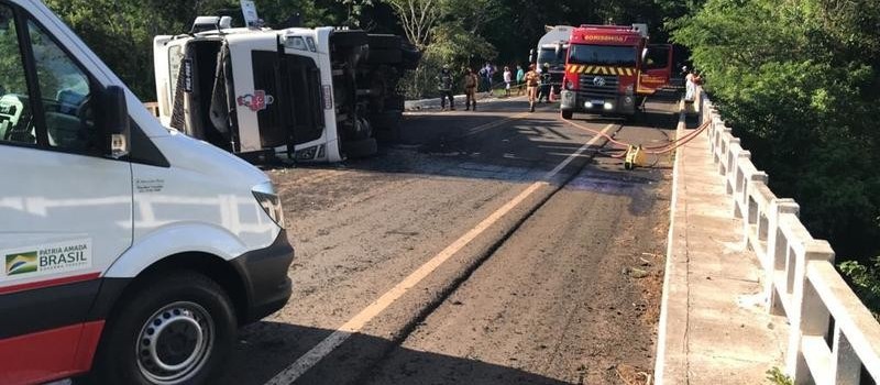 Caminhão tomba em cima de ponte e motorista fica ferido 