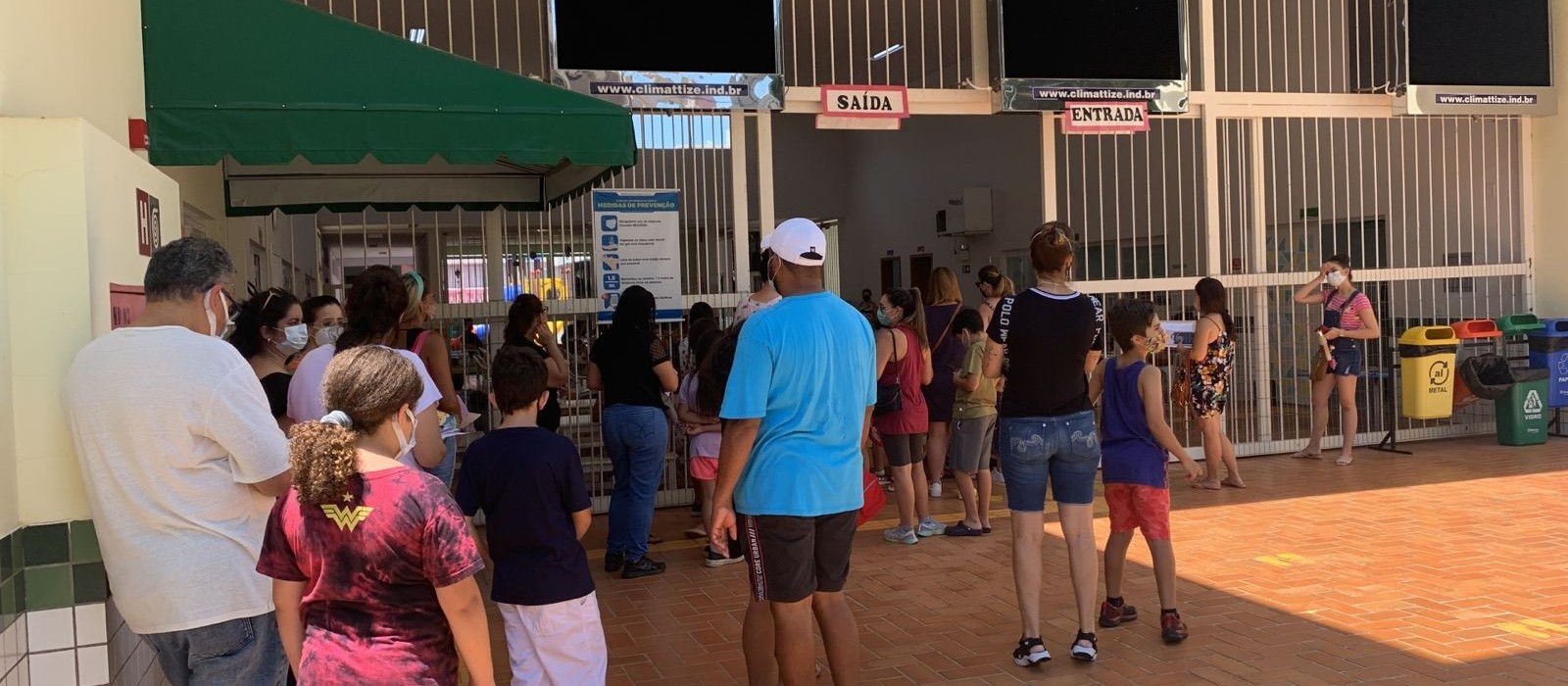 Maringaenses enfrentam sol e fila para vacinação de crianças com 8 anos