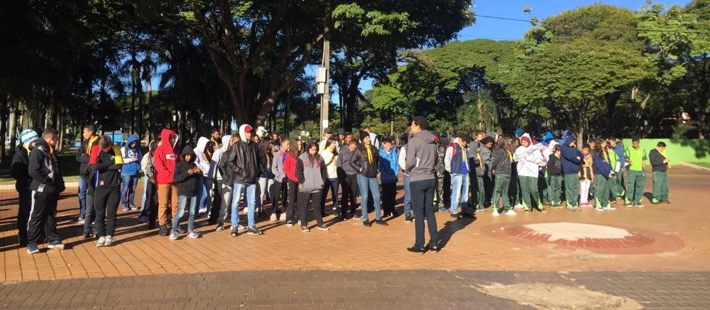 Escoteiros recolhem agasalhos na área central e zona 2 de Maringá