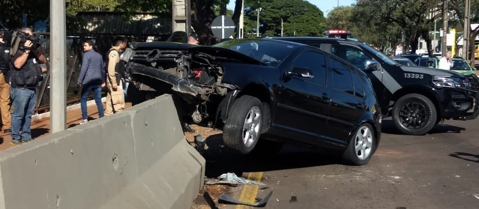 Motorista com tornozeleira eletrônica foge da polícia e bate o carro