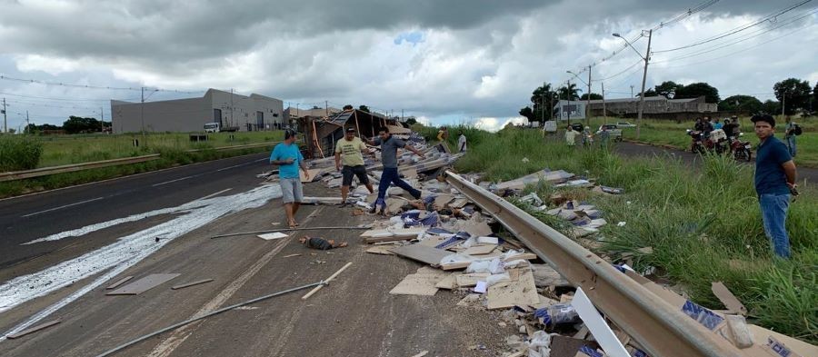 Carreta tomba no Contorno Norte em Maringá