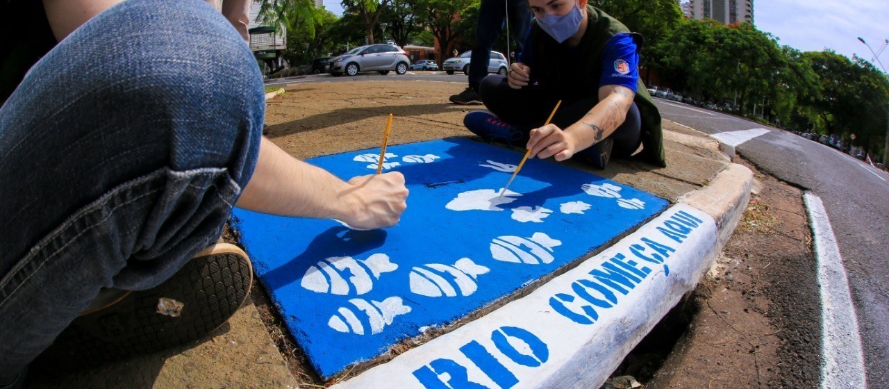 Bueiro da Avenida Tiradentes é pintado para lembrar o Dia do Rio