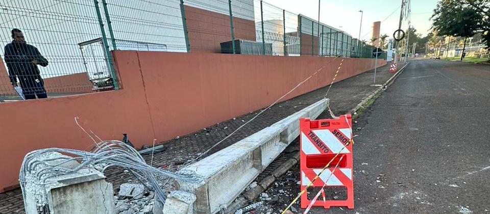 Carreta bate em poste e derruba fiação energizada em Maringá