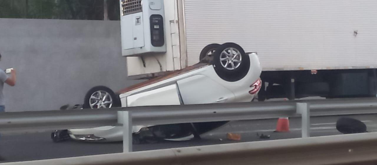 Carro capota na Avenida Morangueira