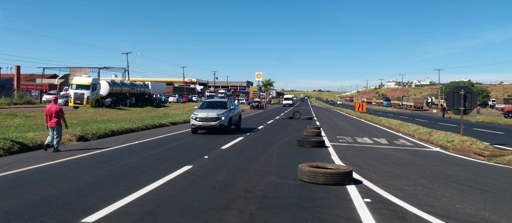 Caminhoneiros protestam na rodovia BR-376 em Mandaguaçu