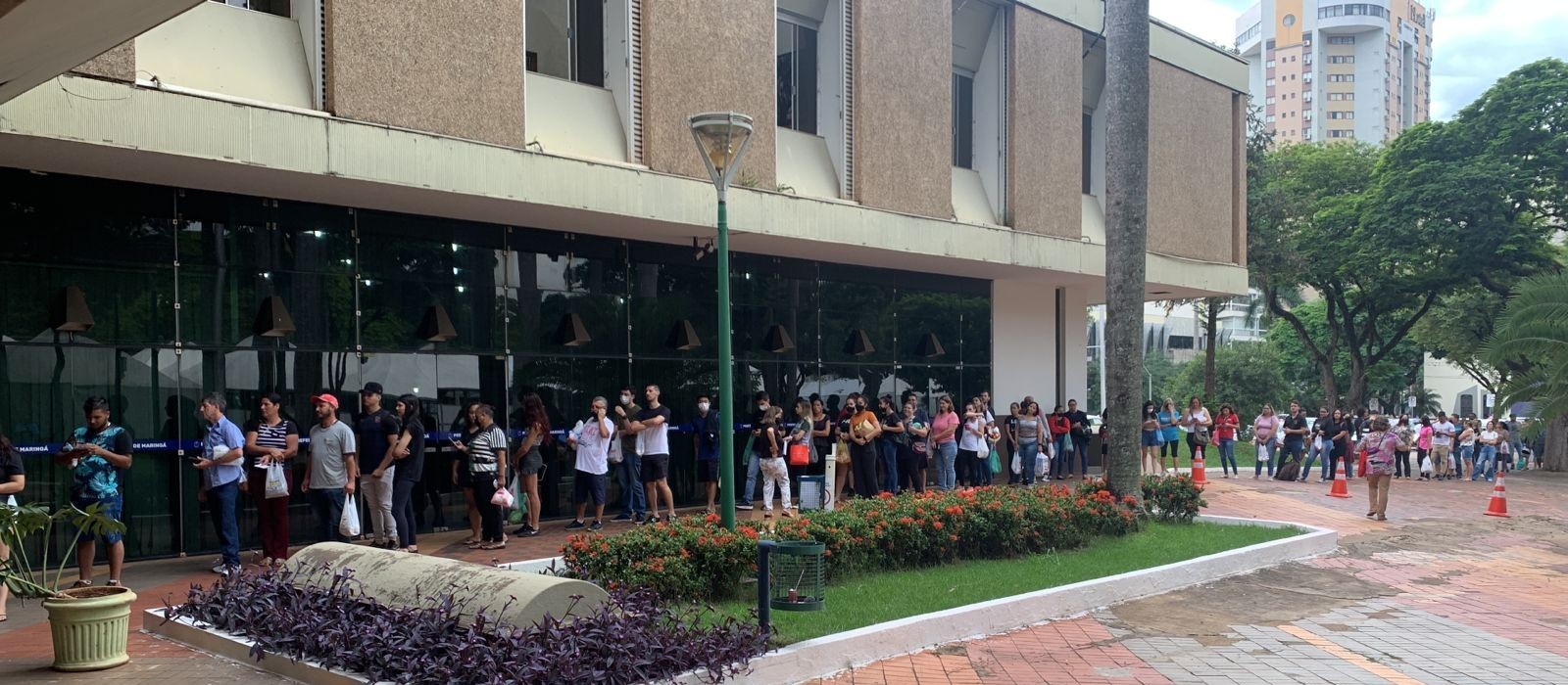 Fila é grande para a troca de alimentos por ingresso para show na Expoingá