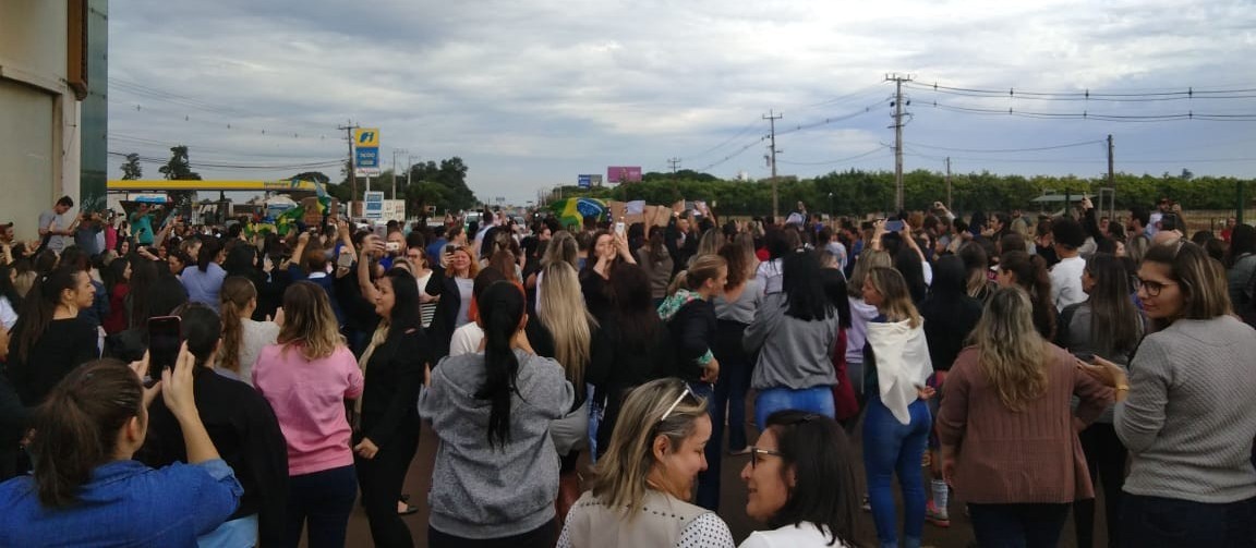 Funcionários deixam shoppings atacadistas em apoio à greve