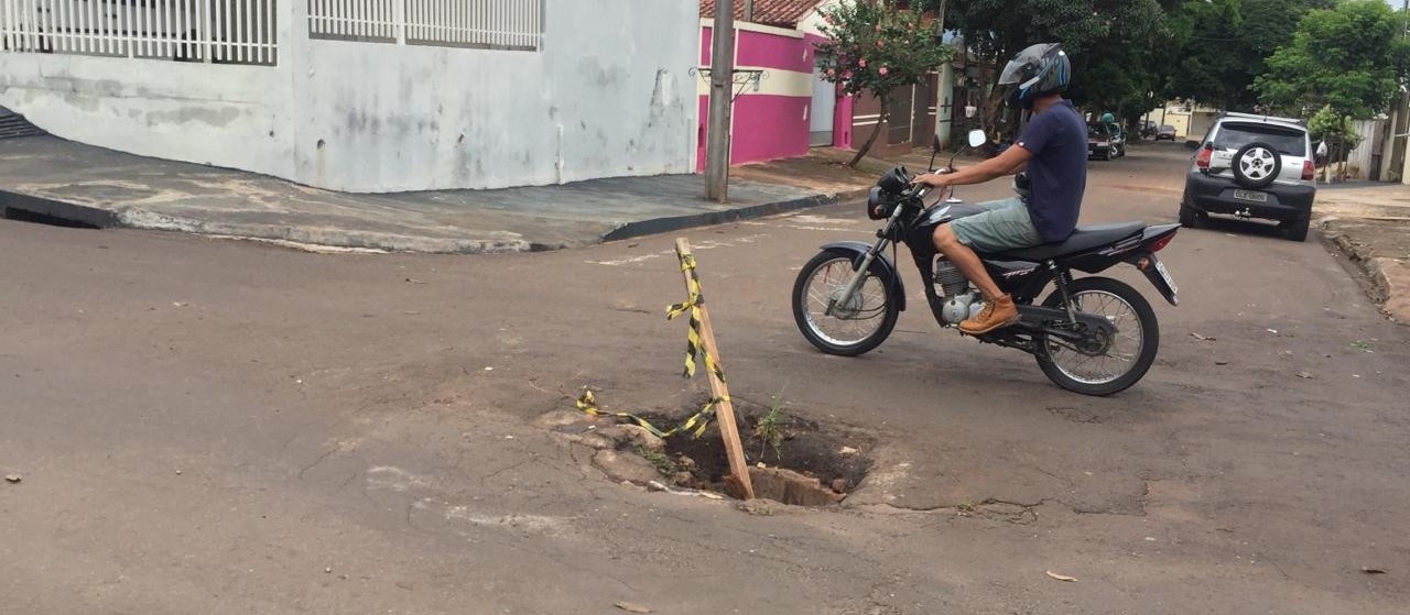 Buraco no meio de avenida em Sarandi