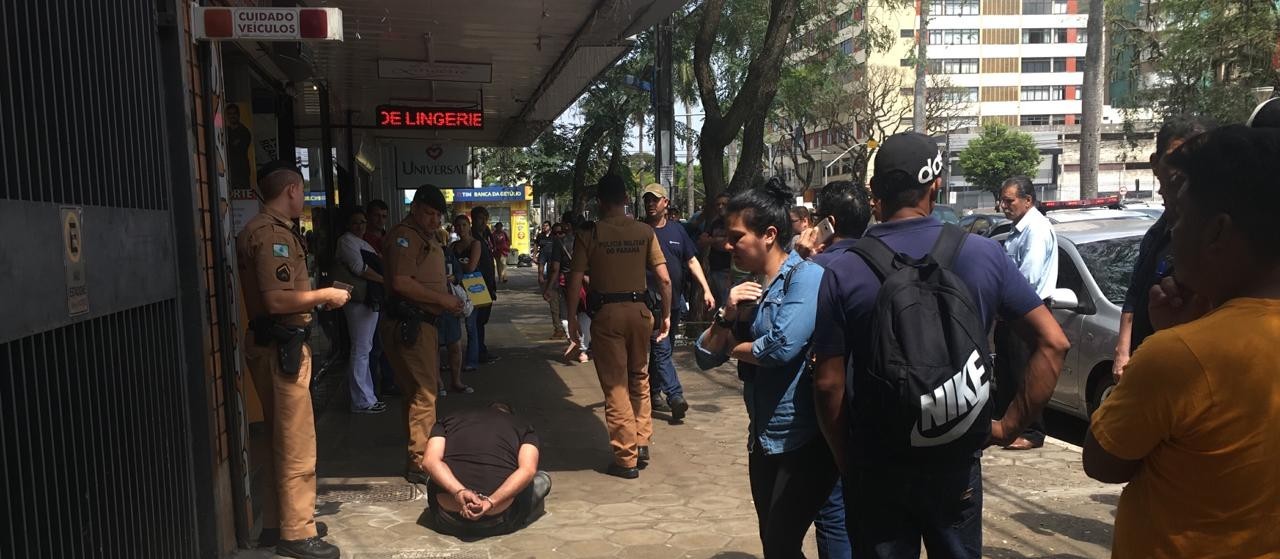 Homem quebra vidros de igreja e é contido por populares