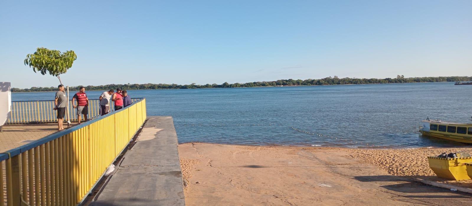 Começa operação para retirar caminhão que caiu no Rio Paraná