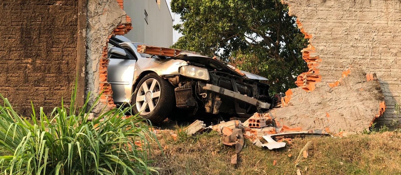 Acusado de espancar namorada é perseguido pela polícia em Guaíra, bate carro em muro, mas escapa