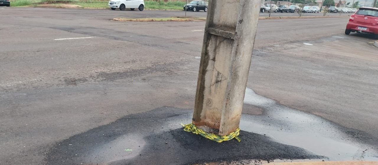 Entenda por que tem um poste instalado em via pública numa avenida movimentada de Maringá