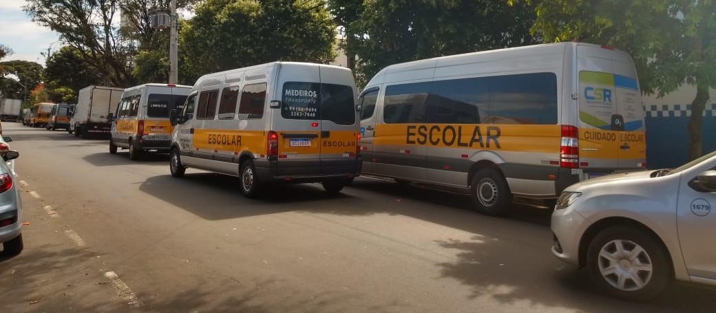 Vans de transporte escolar vão ajudar na entrega de cestas básicas