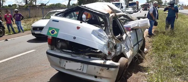 Carro capota na rodovia e motorista é arremessado em Mandaguaçu