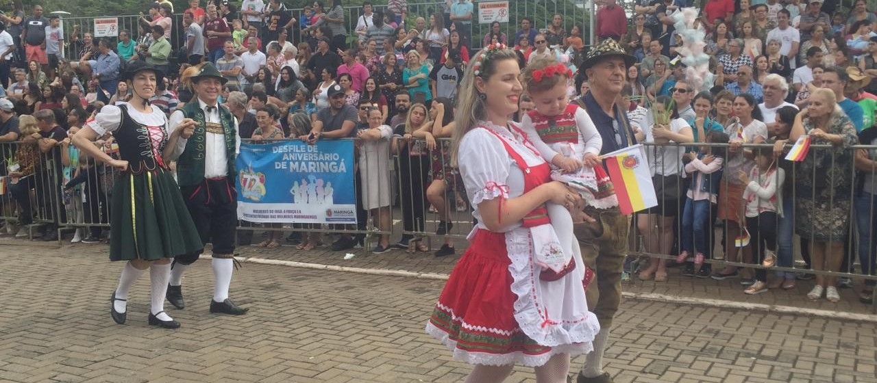 Desfile de aniversário reúne milhares de pessoas e homenageia mulheres