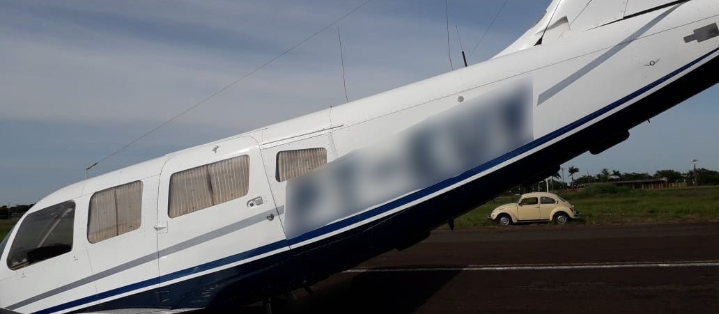 Trem de pouso não funciona e avião arrasta na pista no aeroporto de Paranavaí