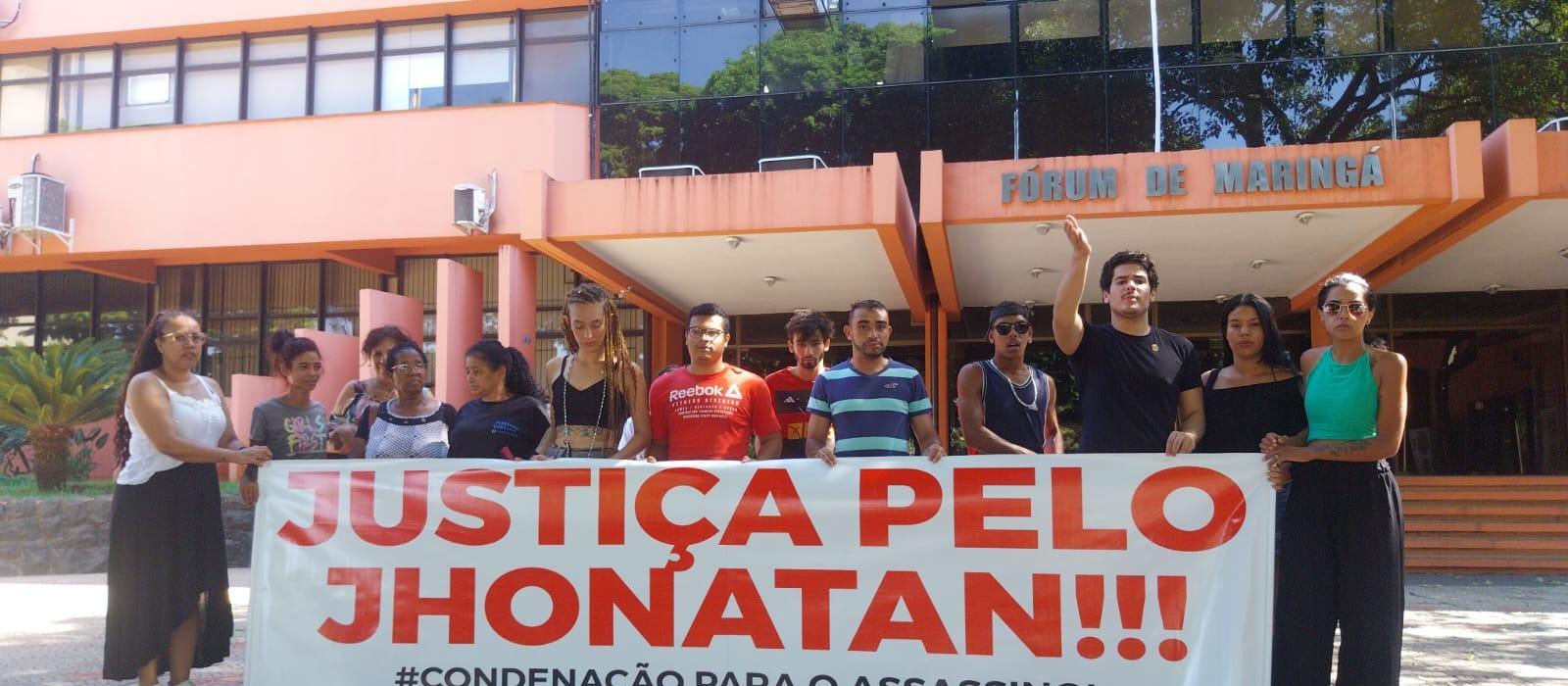 Familiares de Jhonatan Silva se manifestam em frente ao Fórum