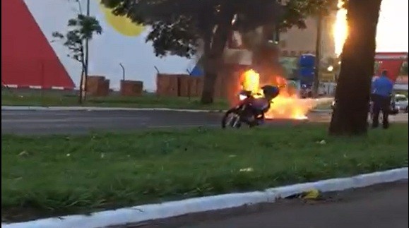 Motociclista morre carbonizado em Maringá