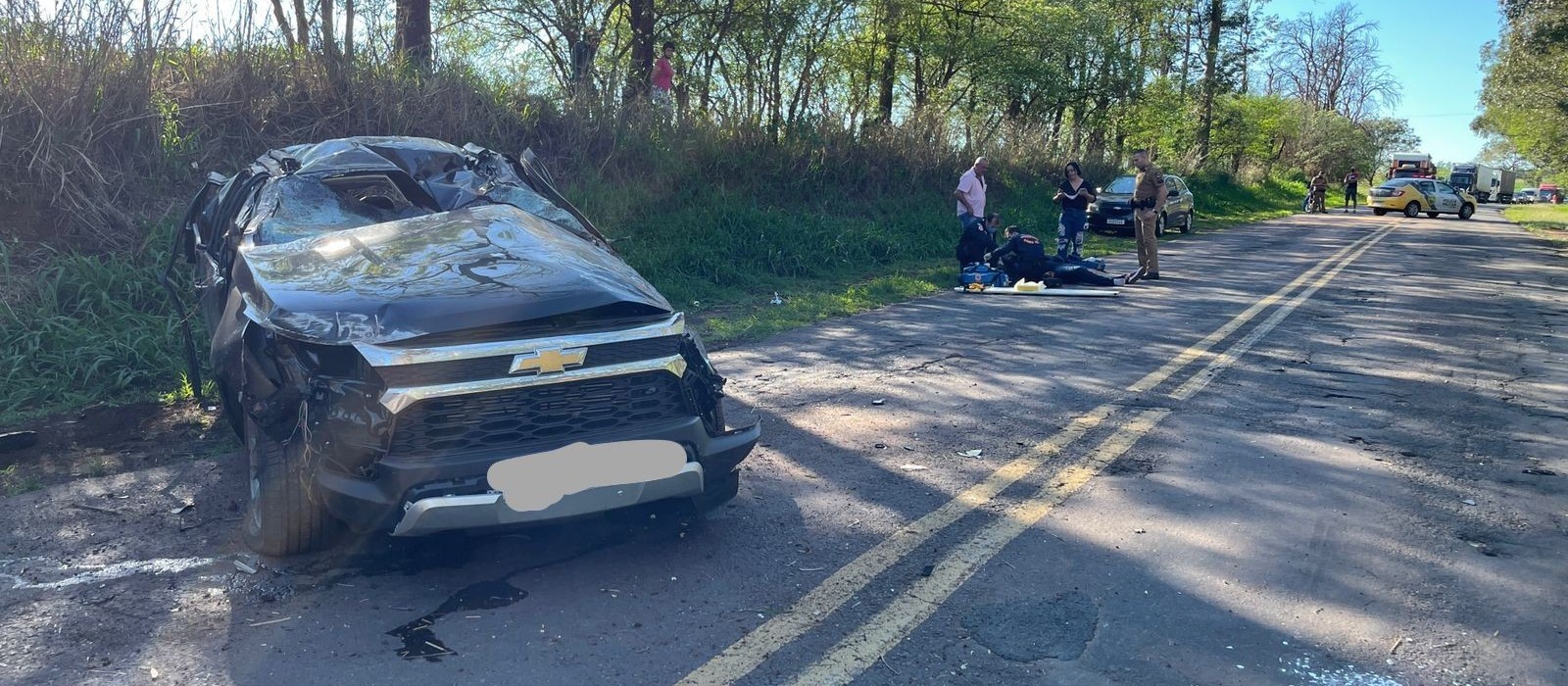 Carro capota e motorista é socorrido em estado grave