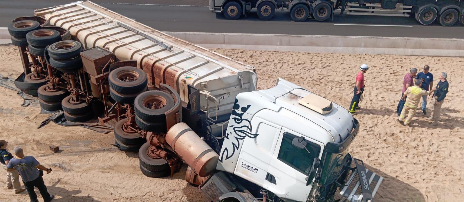 Danos em asfalto e carreta tombada, confira situação no Contorno Norte