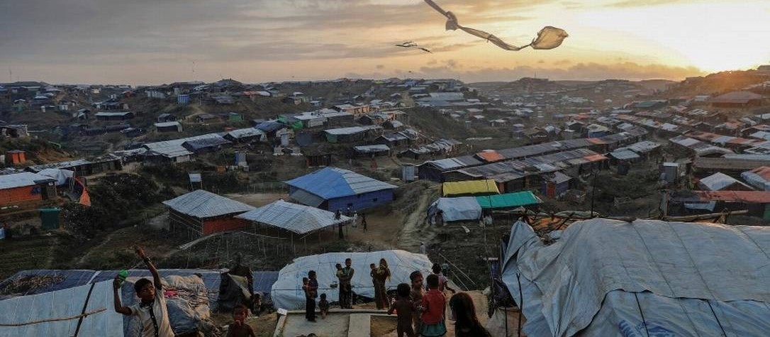 Acampamento de refugiados de Bangladesh recebe sistema de distribuição de água potável movido a energia solar