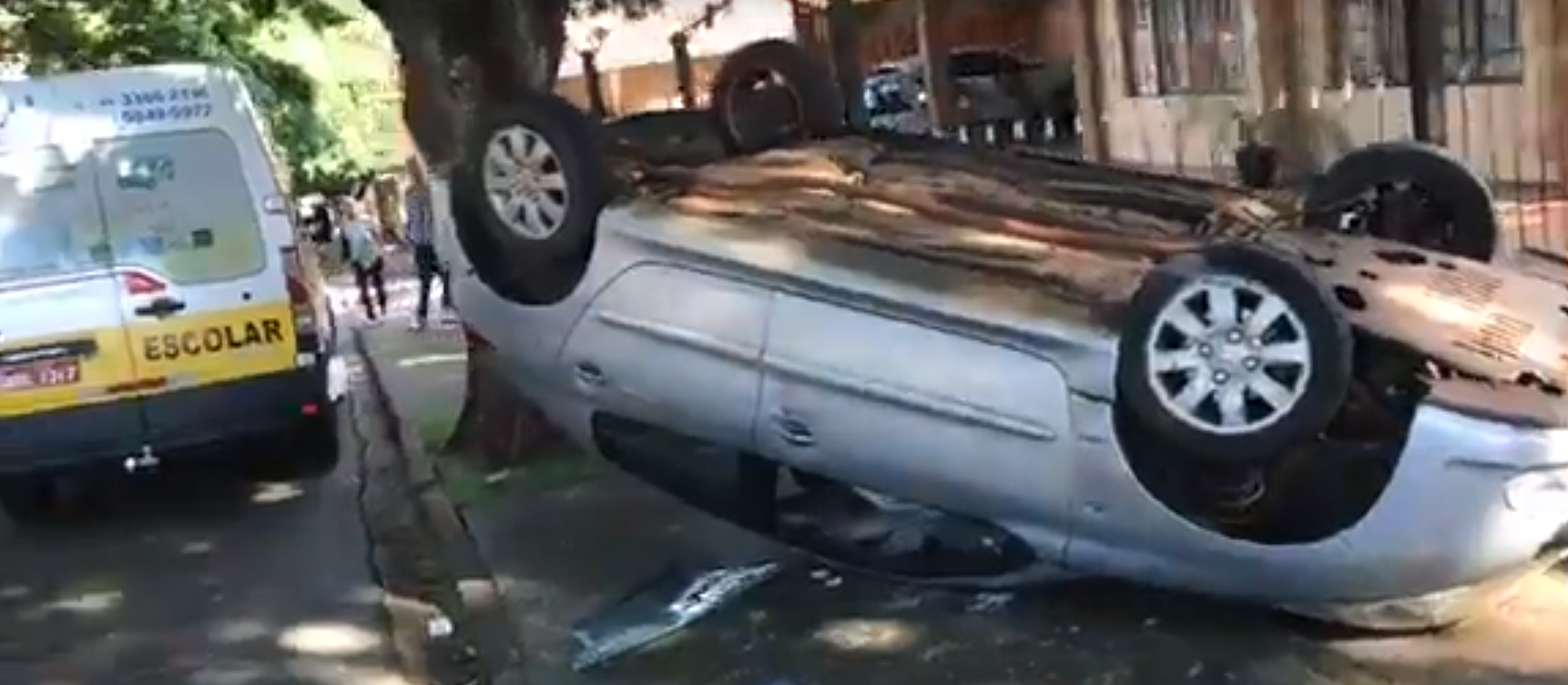 Carro bate em van escolar em Maringá