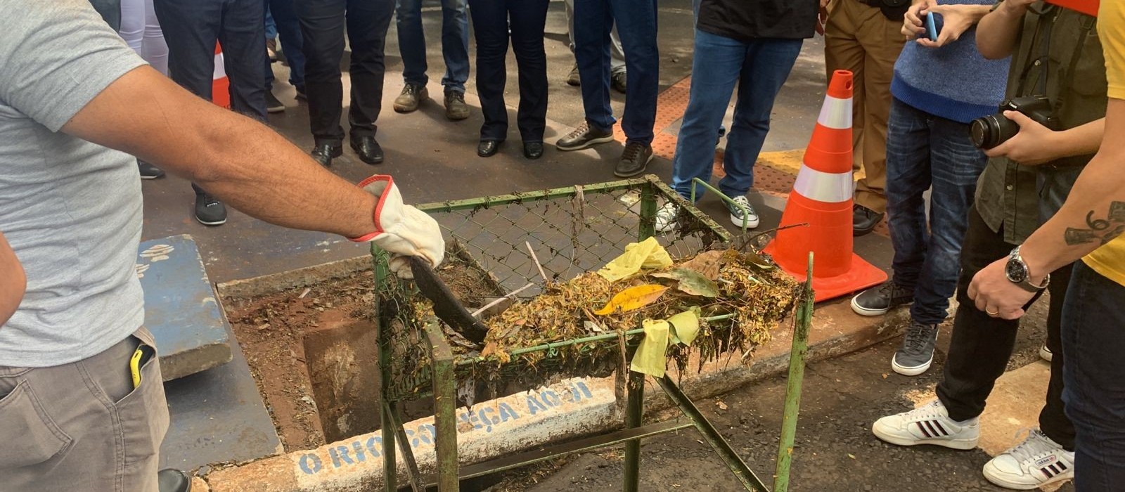 ‘Filtros de sujeira’ começam a ser instalados nos bueiros de Maringá