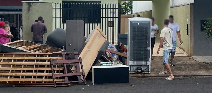 Família que invadiu imóvel em Maringá é retirada do local