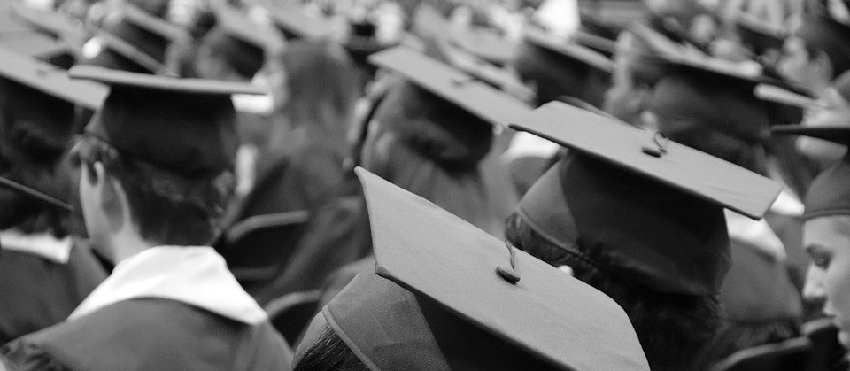 Alunos de medicina de Cascavel ficam sem formatura depois de empresa declarar falência