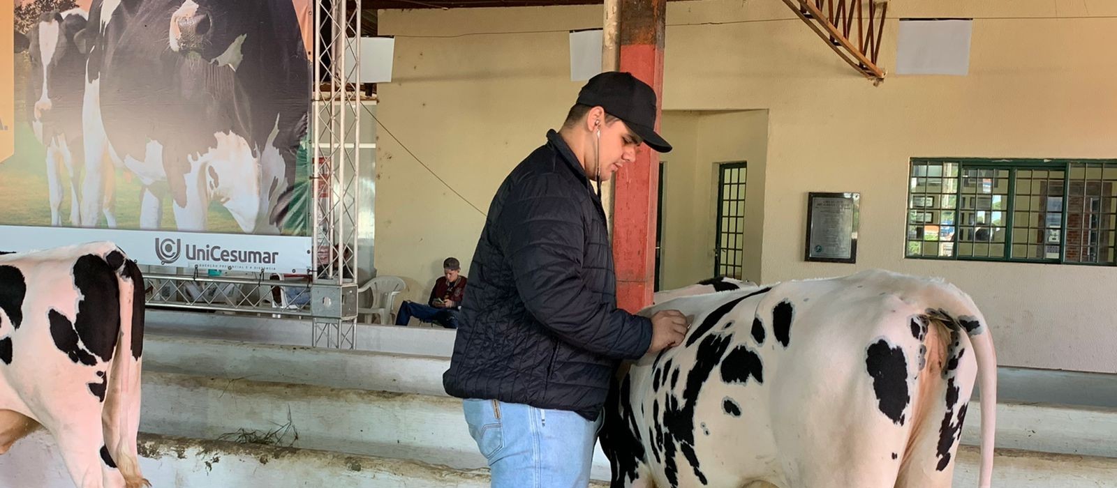 Equipe da Unicesumar faz plantão veterinário para atender animais da feira