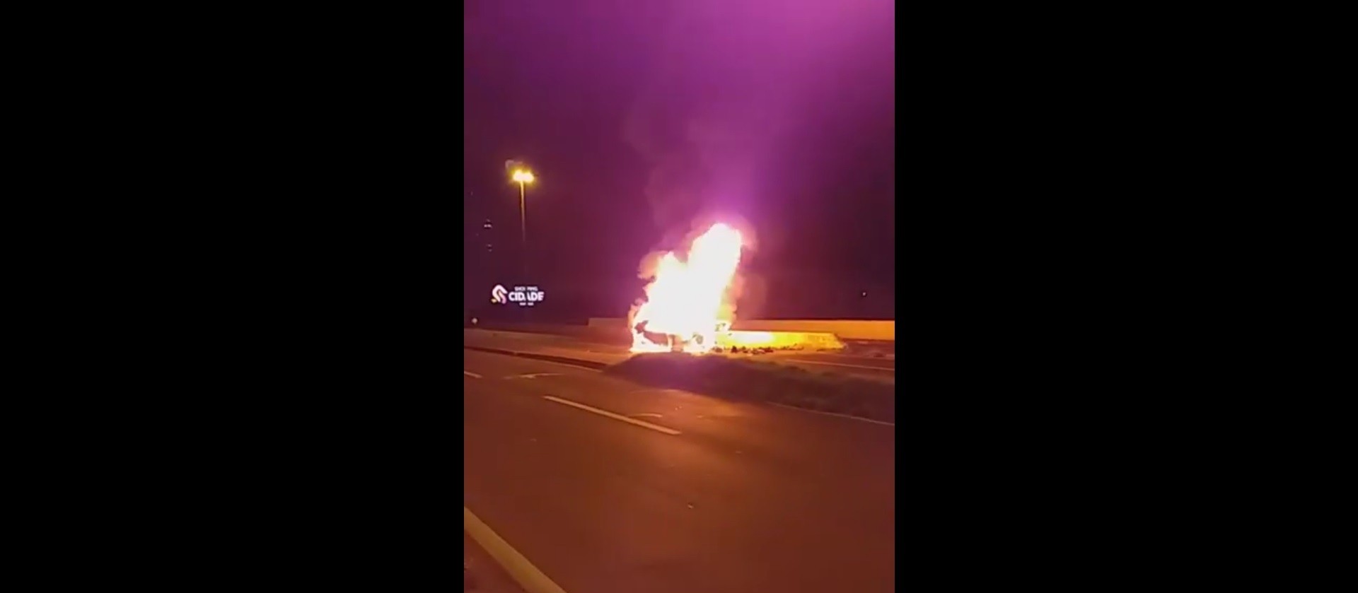 Carro pega fogo após colisão e motorista morre, na Avenida Colombo