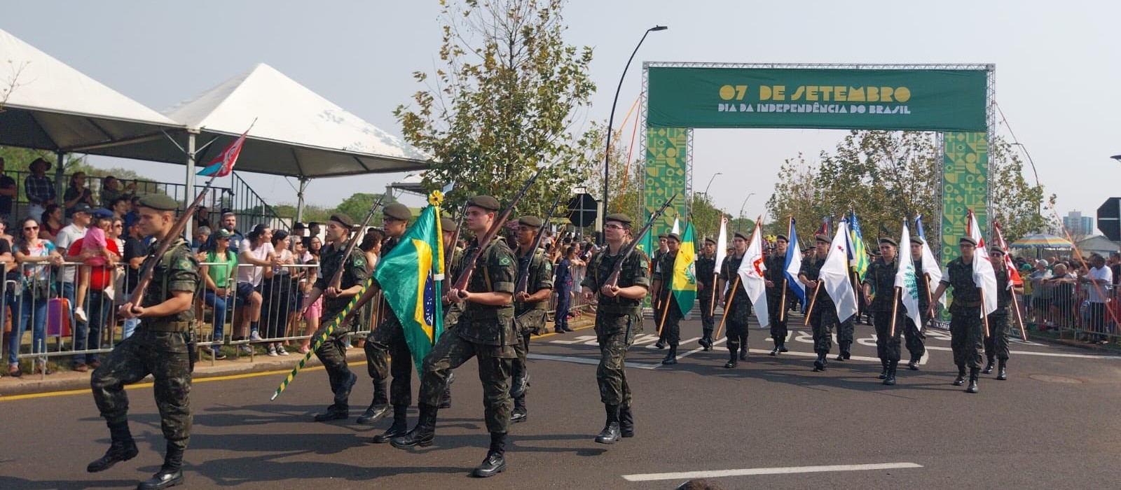 Desfile cívico-militar em Maringá reúne milhares de pessoas  