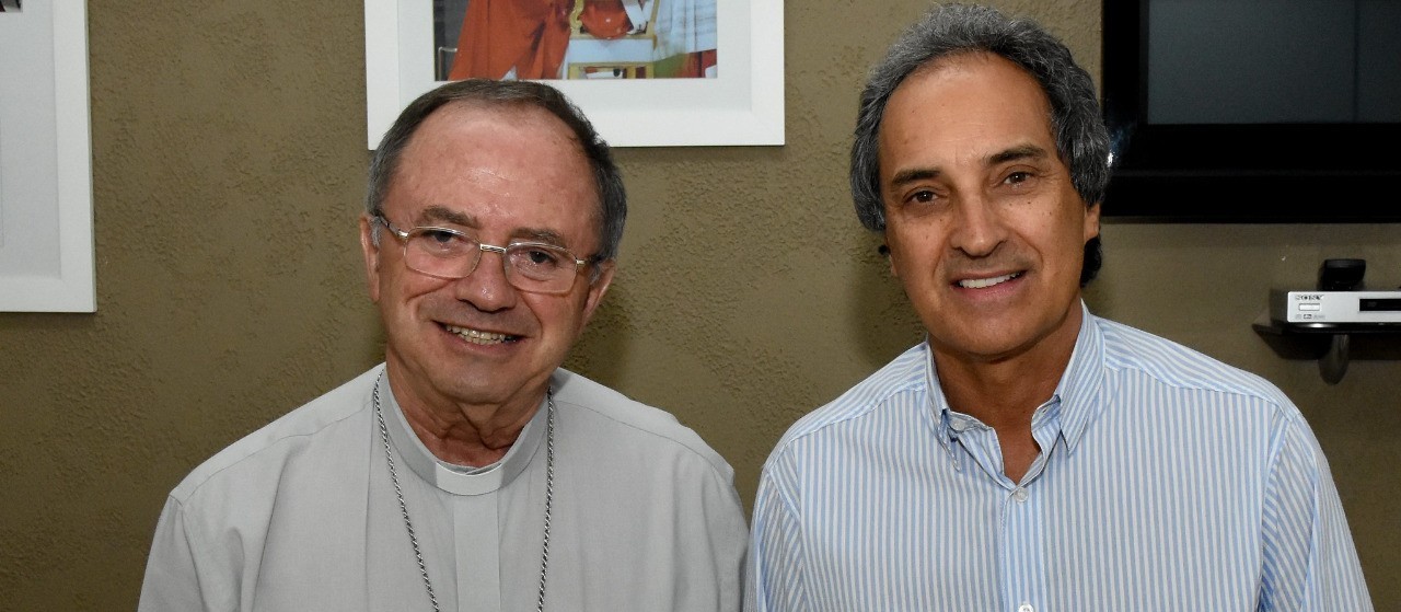 Administrador Apostólico da Arquidiocese de Maringá celebra missa