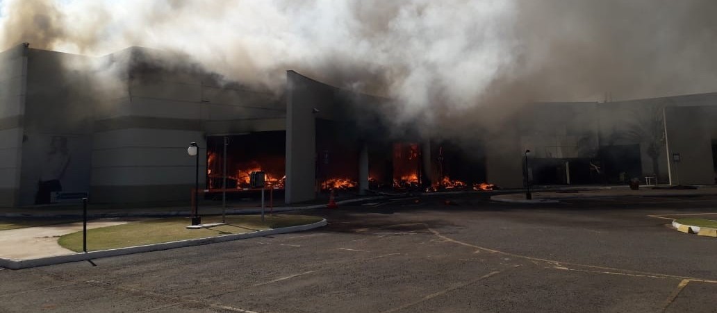 Incêndio atingiu 70% da estrutura do shopping