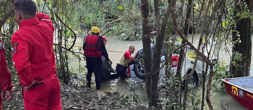 Irati: criança é encontrada morta dentro de carro levado pela correnteza 