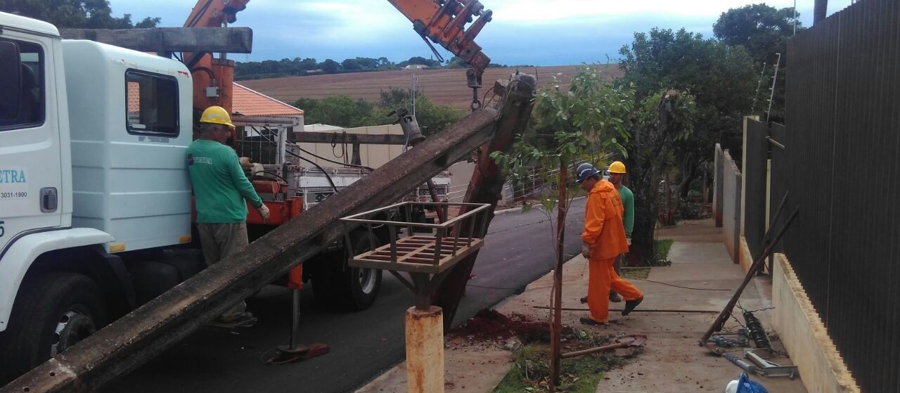 163 postes caíram durante temporais este ano